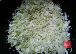 Illustration of how to make shrimp, pork and vegetable fried rice 12