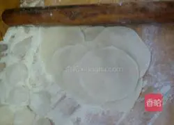 Illustration of how to make three fresh stuffed dumplings 9