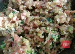 Illustration of how to make pork and celery wontons 6