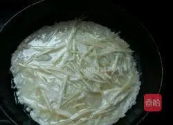 Illustration of how to make shredded potato pancakes 3