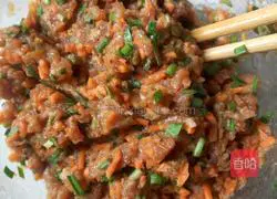 Illustration of how to make fresh meat wontons 3