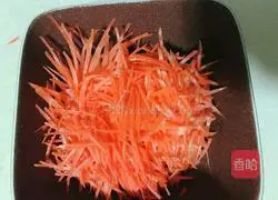 Illustration of how to make carrot and egg pancakes 1