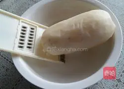 Illustration of how to make fragrant lotus root meat pie 2