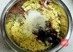 Illustration of how to make wonton stuffing with vegetables and fresh meat 13