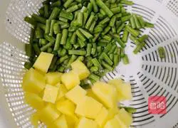 Illustration of the recipe of cowpea and potato braised rice 1