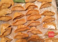 Illustration of how to make two-color dumplings 5