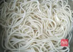 Illustration of how to make noodles with scallion oil 6