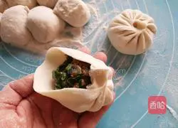 Illustration of how to make pork and leek buns 9