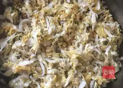 Illustration of how to make the staple food of pork ribs braised with sauerkraut (fried steamed buns) 5