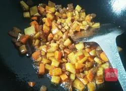 Illustration of how to make braised rice with bacon and potatoes 9