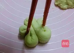 Illustration of how to make butterfly flower steamed buns 13