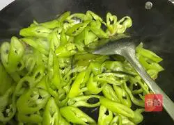 Illustration of how to make lazy green pepper fried meat roll flatbread 7