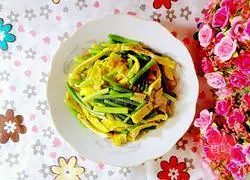 Illustration of how to make fried egg pancakes with garlic moss 10