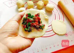 Illustration of how to make beef brisket and leek buns 15