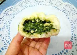 Illustration of how to make egg and fennel steamed buns 15