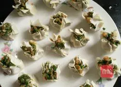 Illustration of how to make leek and pork dumplings 5