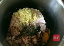 Illustration of how to make cabbage, mushroom and meat buns 2