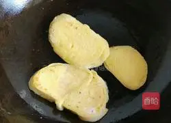 Illustration of how to make golden steamed bun slices 6