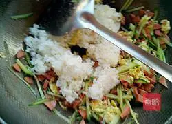 Illustration of how to make tomato sauce fried rice 4