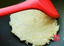 Illustration of how to make shredded potato pancakes 7