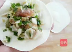 Illustration of how to make cabbage and pork dumplings 8