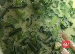 Illustration of how to make spinach and shrimp egg pancake 5