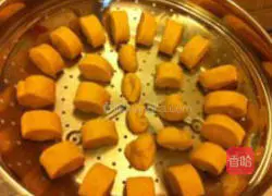 Illustration of how to make steamed buns with carrot juice 4