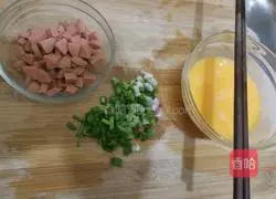 Illustration of how to make egg fried rice 1