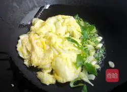Illustration of how to make fried noodles with eggs and cabbage 10