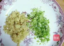 Illustration of how to make shrimp, leek, meat and three fresh dumplings 2