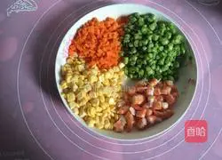 Illustration of how to make colorful golden fried rice 3