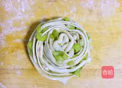 Illustration of how to make scallion pancakes 8