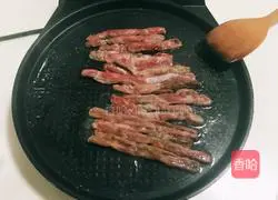 Illustration of how to make black pepper fat beef rice in electric baking pan 4