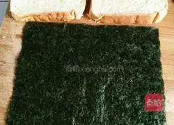 Illustration of how to make seaweed, carrot, green pepper, egg and mushroom sandwich 13