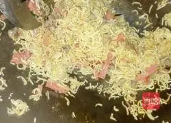 Illustration of how to make fried noodles with diced luncheon meat 8