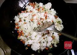 Illustration of how to make green onion, ham, sausage and egg fried rice 12