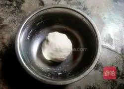 Illustration of how to roll dumpling wrappers 4