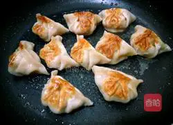 Illustration of how to make fried quick-frozen dumplings 5