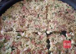 Illustration of how to make leftover rice and egg pancakes 3