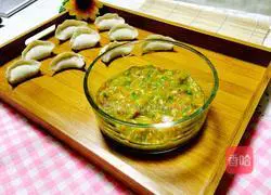 Illustration of how to make celery and meat dumpling stuffing 8