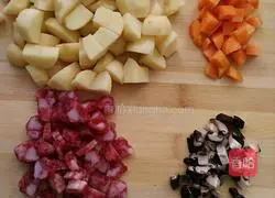 Illustration of how to make braised rice with potatoes, mushrooms and sausage 2