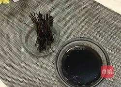 Illustration of how to make noodles with scallion oil 5