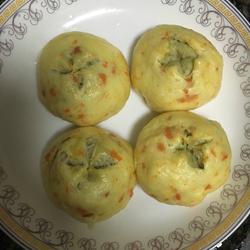 Carrot blossom steamed buns