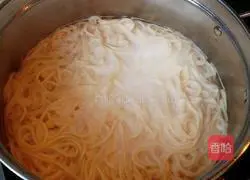 Illustration of how to make noodles with oyster sauce and tomato sauce 3