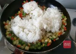 Golden Fried Rice Illustration of how to do it 3