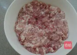 Illustration of how to make dumplings stuffed with pork and chives 1