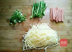 Illustration of how to make green pepper and shredded potato fried rice 2