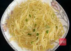 Illustration of how to make golden potato shredded pancake 3