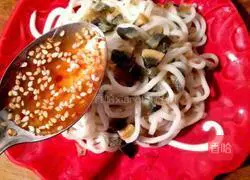 Illustration of how to make assorted preserved egg cold noodles 11