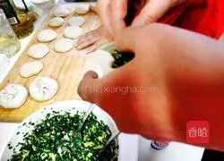 Illustration of how to make steamed buns with vegetarian stuffing 7